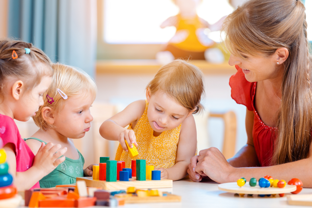 Kinder in der Kita mit Erzieherin