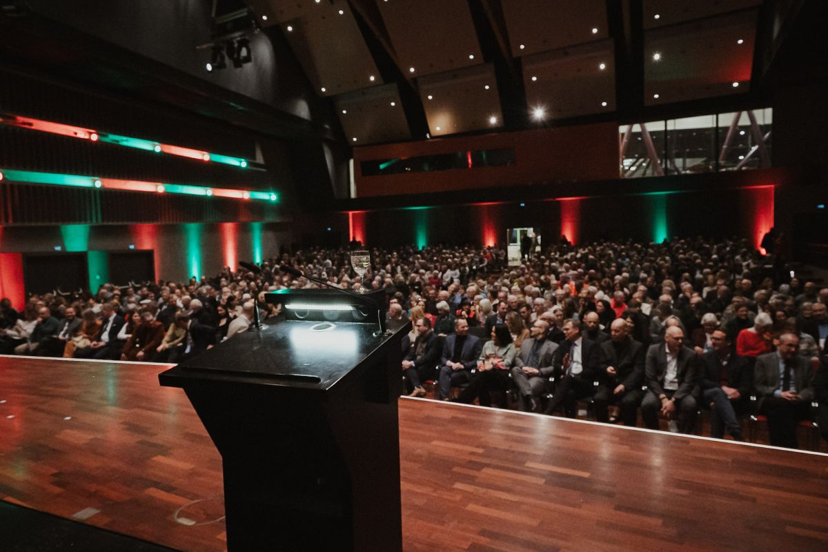 Blick in den vollbesetzten großen Saal.