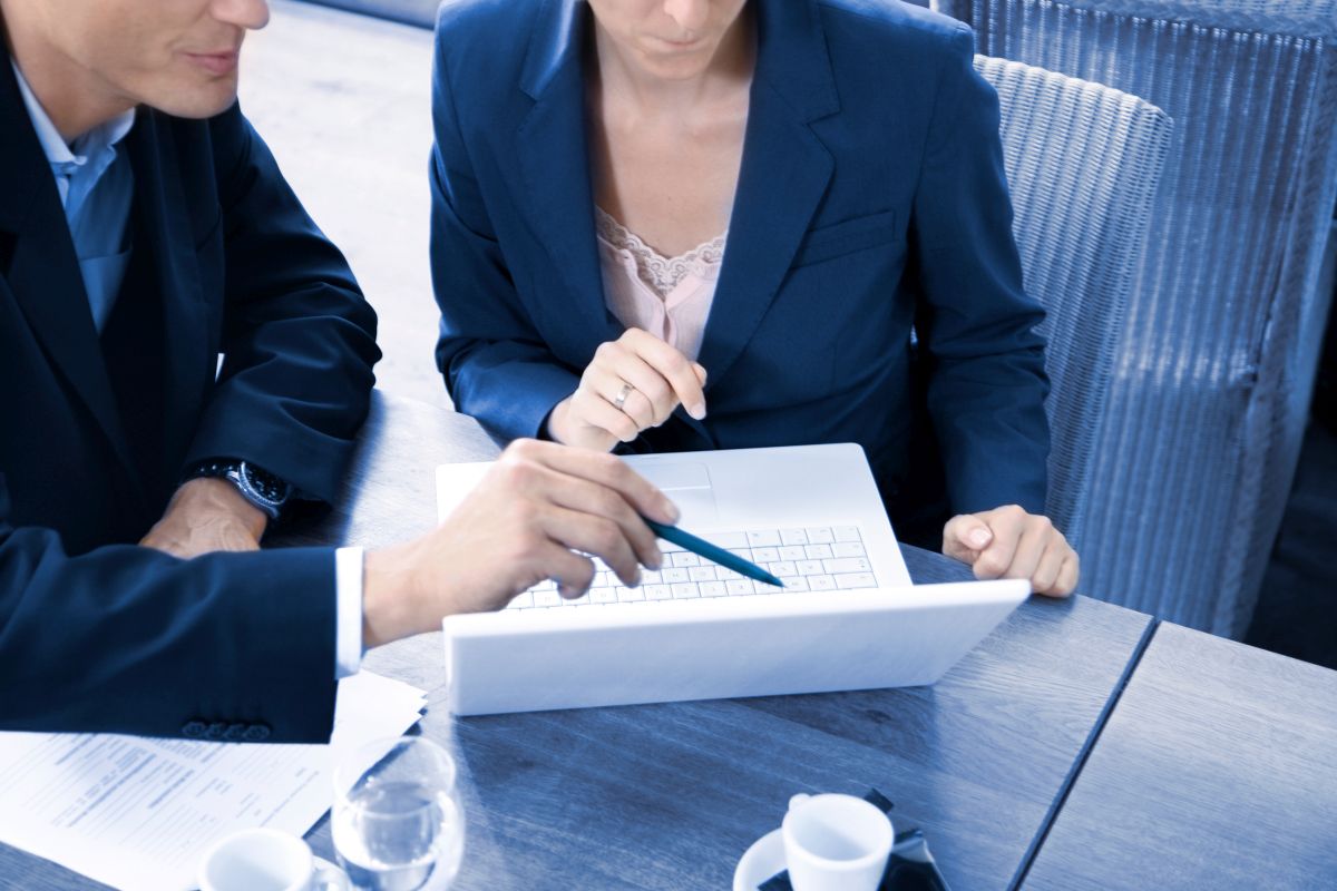 Geschäftsleute Geschäftsleute im Gespräch