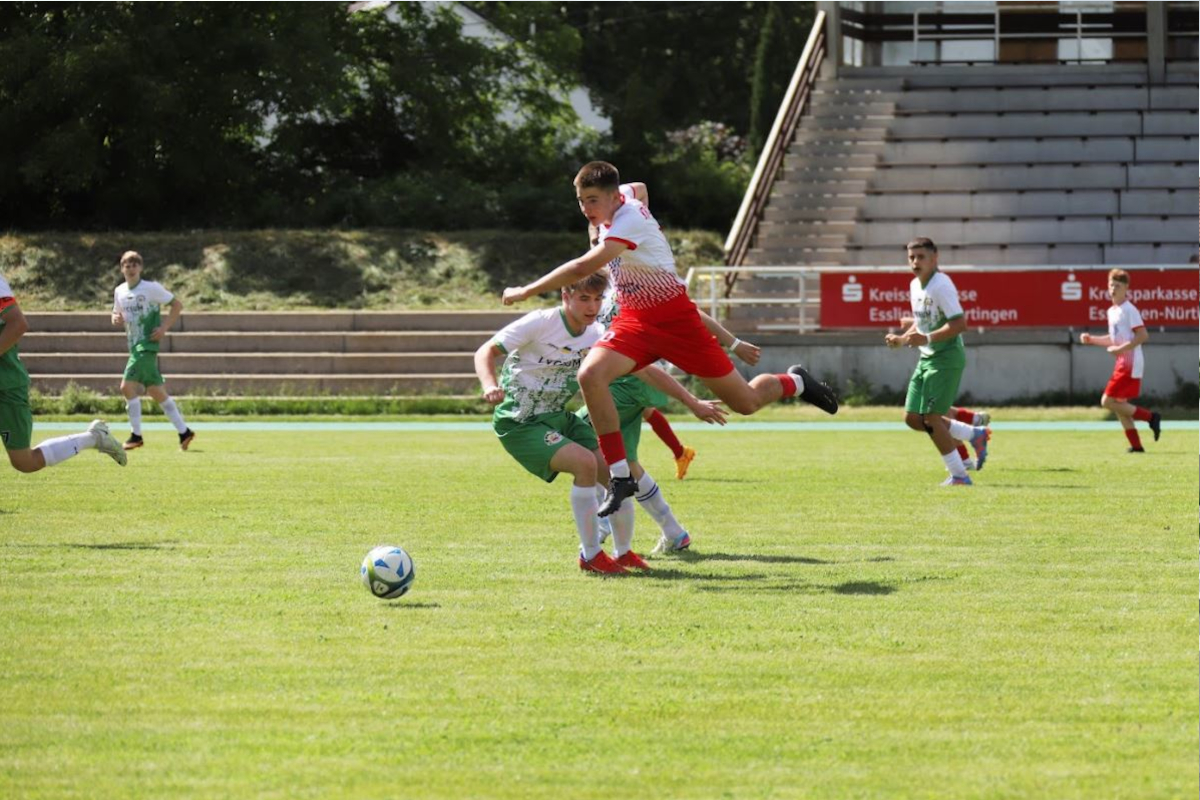 Jugendliche spielen Fußball