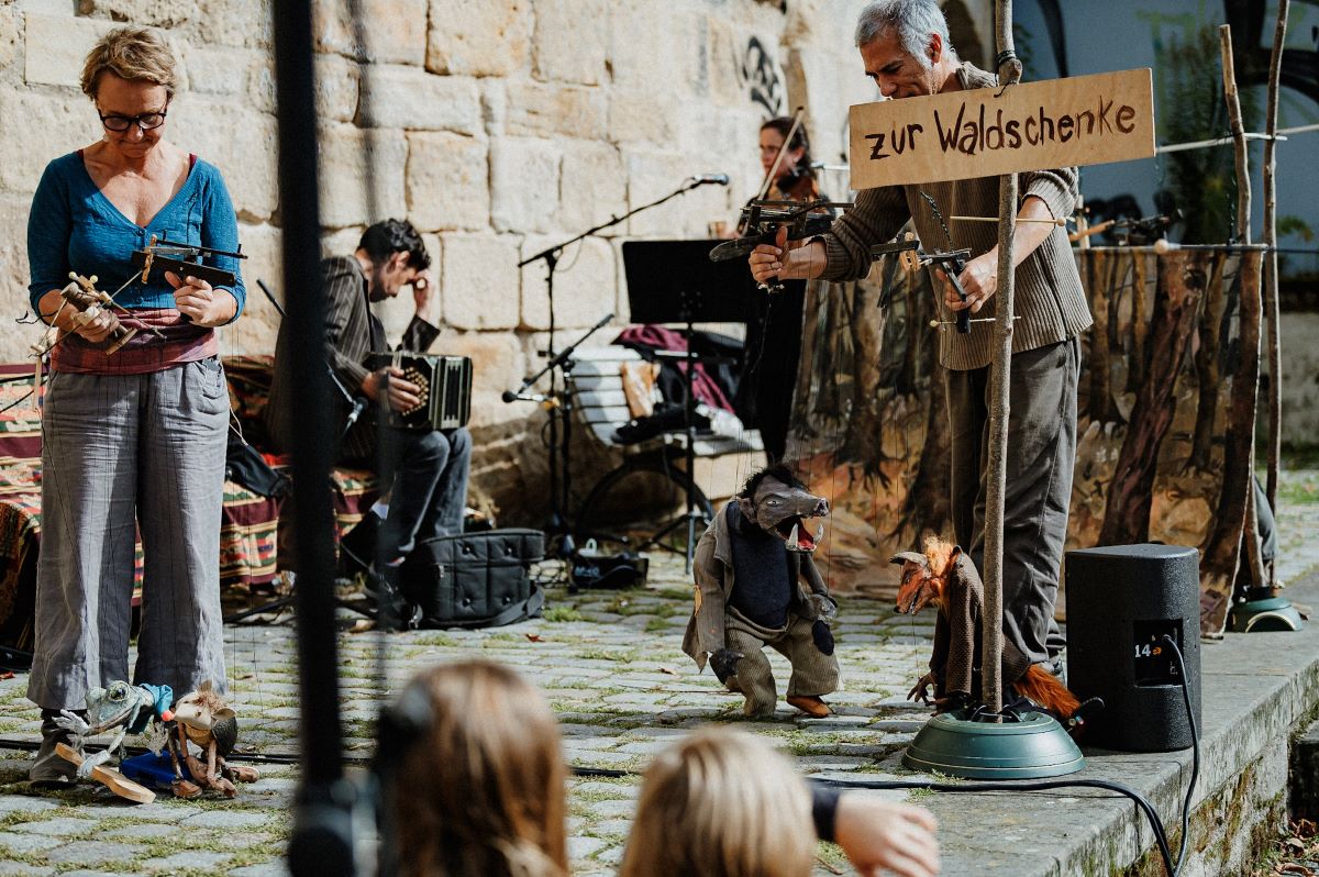 Am Fluss der Zeit © Sabine Watzko Puppentheaterperformance im Freien