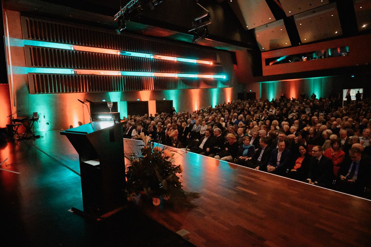 Blick in den vollbesetzten großen Saal.