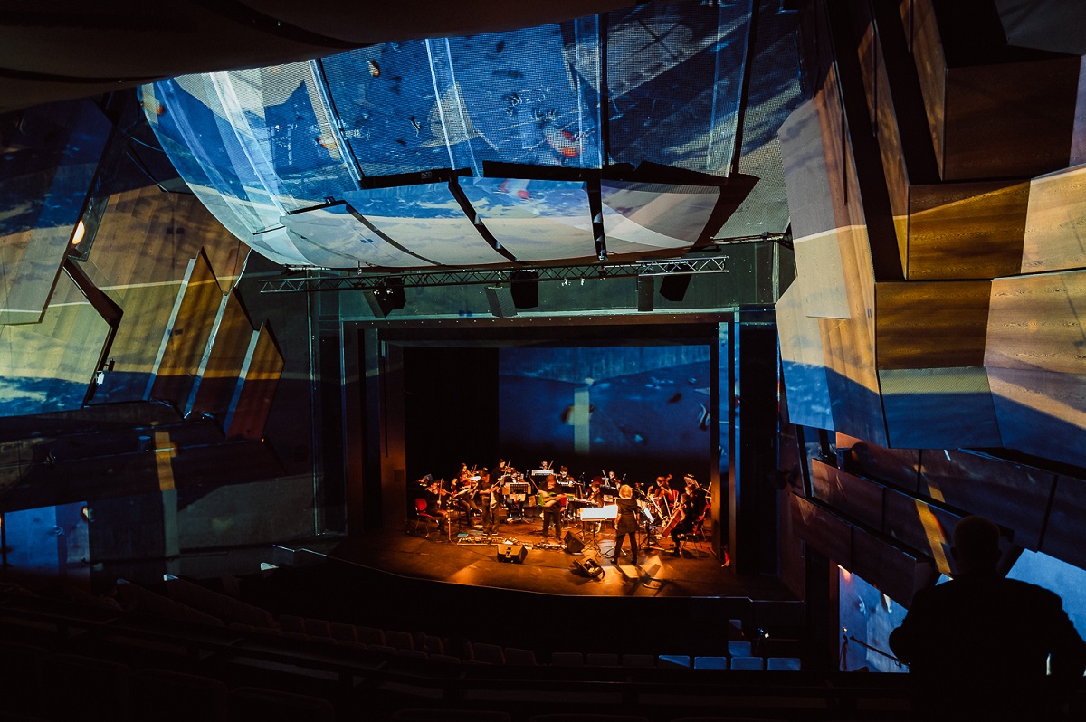 Bühnenausschnitt Betriebsgeheimnis ©Sabine Watzko Bühne in dunkeln Farben ausgeleuchtet