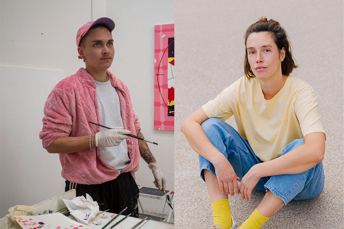 Komposition aus zwei Portraitfotos. Das linke zeigt einen Mann in rosa Plüschjacke und mit Baseballcap. Er steht in seinem Atelier und hat einen Pinsel in der Hand. Das rechte zeigt eine auf dem Boden sitzende Frau. Sie ist brünett und trägt ein gelbes T-Shirt, eine blaue Hose und gelbe Socken.