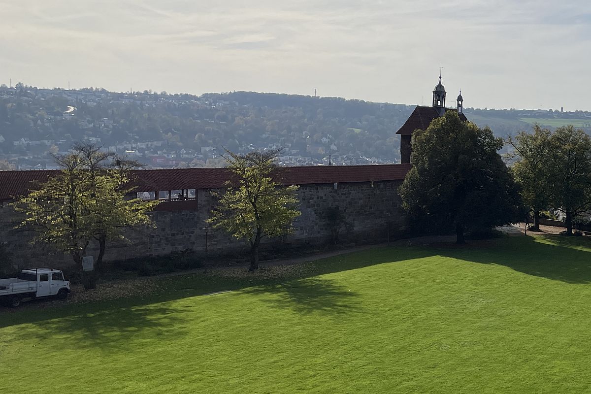 Blick auf den Fußweg zwischen Burgeingang und Hochwacht