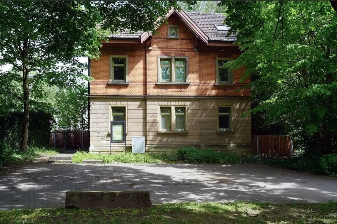 Steinhaus im Grünen