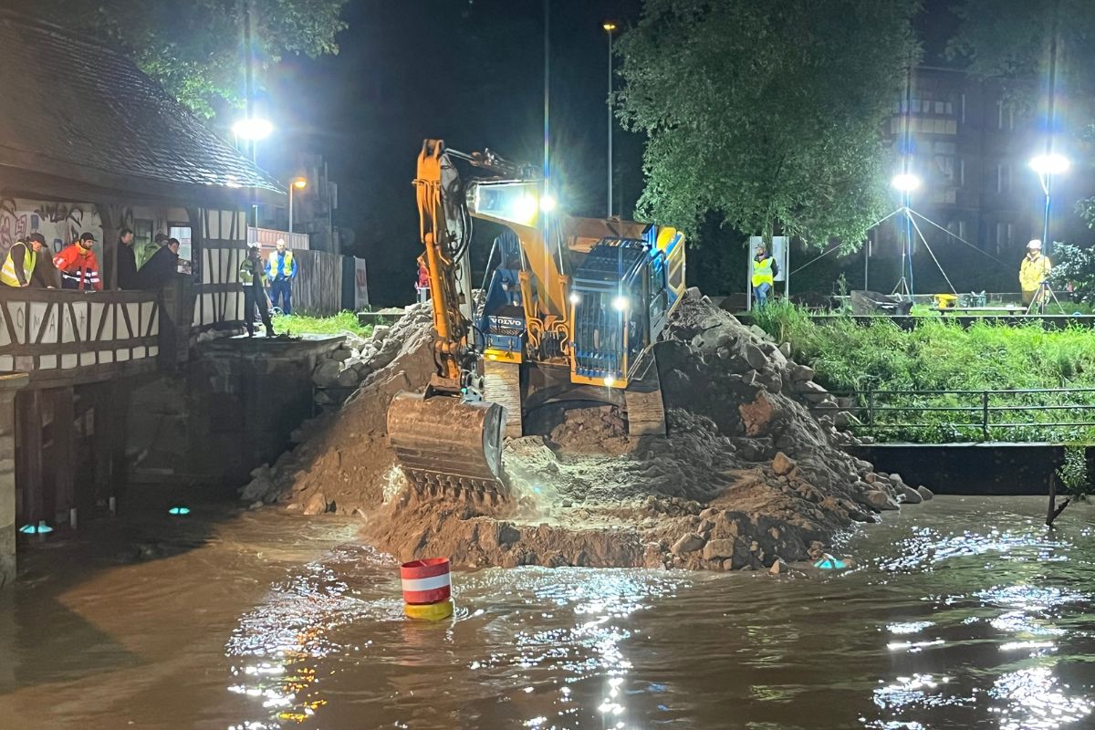 Errichtung des Hochwasserdamms am Wasserhaus