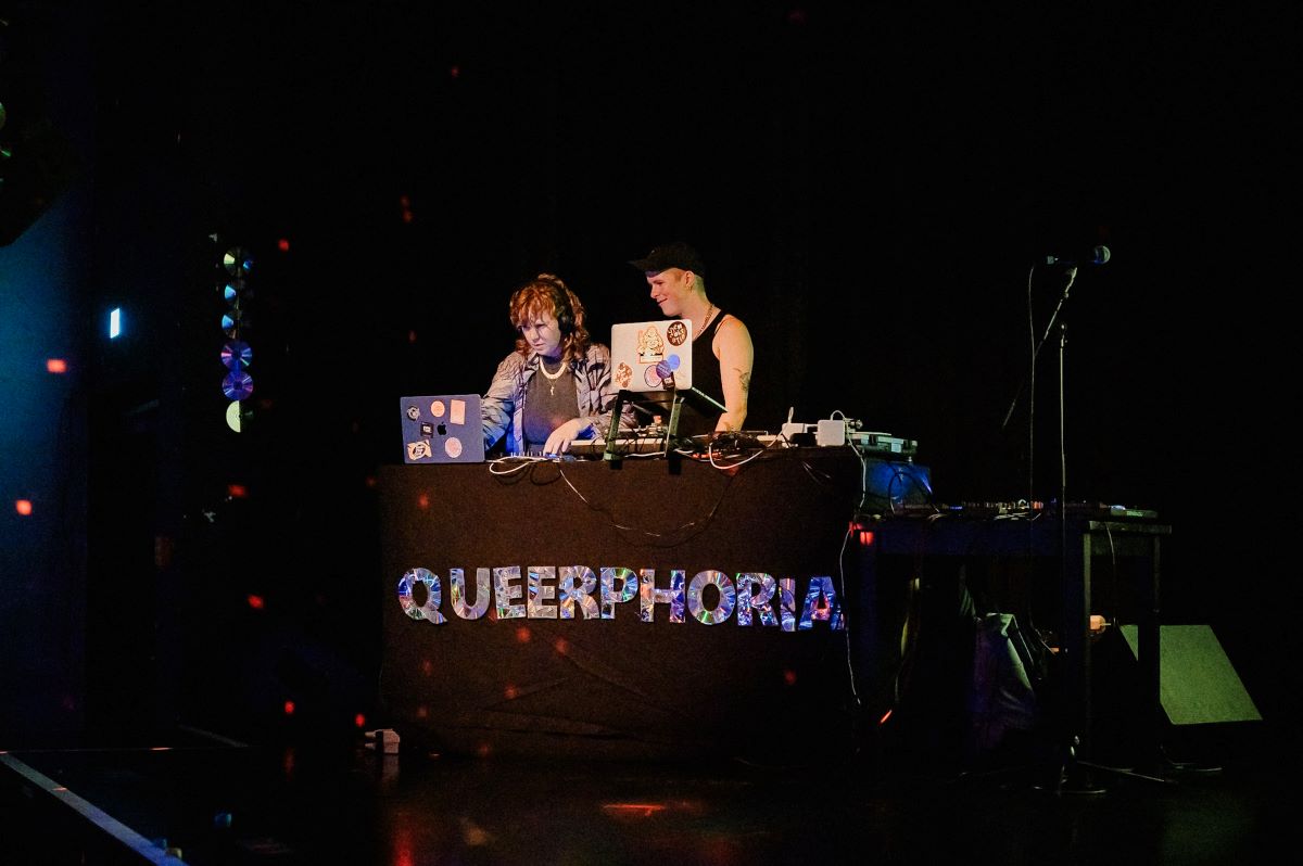 Queerphoria zwei DJs an einem Mischpult