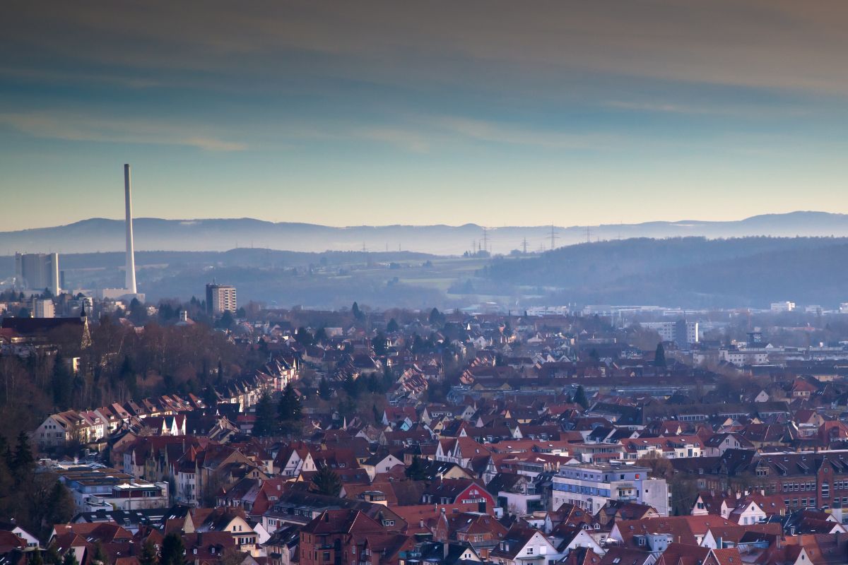 Blick über Esslingen in Richtung des Kraftwerks Altbach / Deizisau