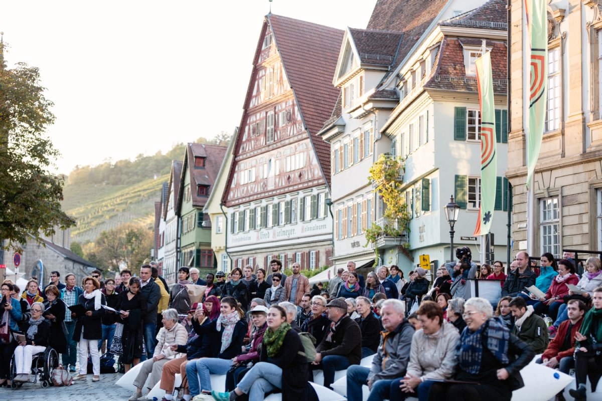  Ausschnitt Stadt der Frauen: Voller Marktplatz