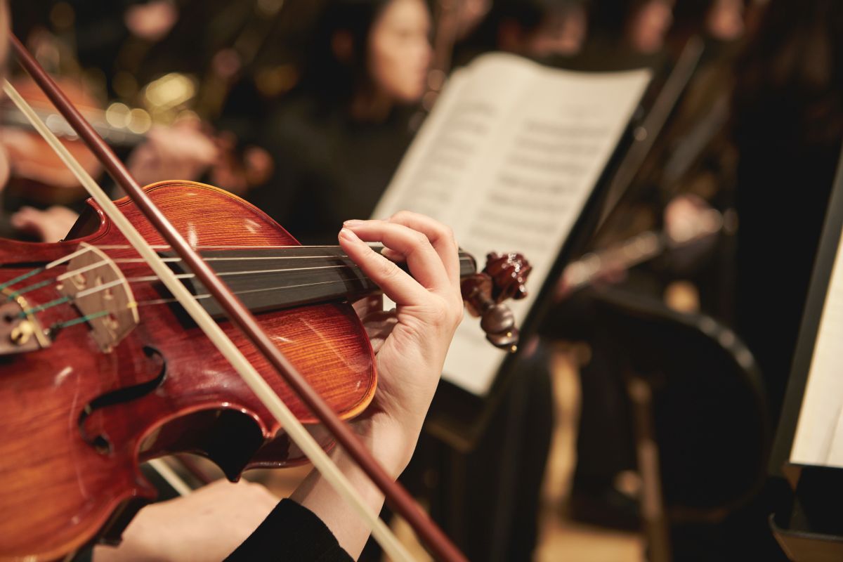 Nahaufnahme der Hände einer Violine spielenden Person