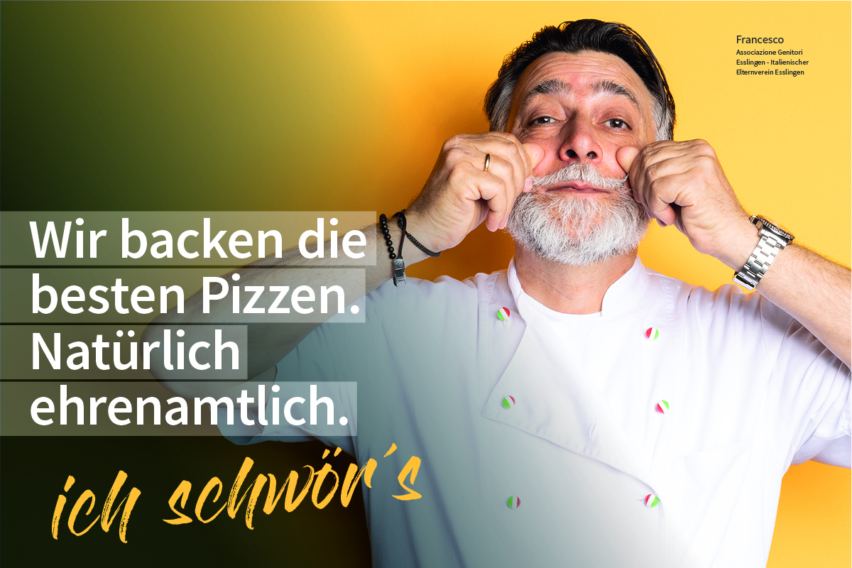 Mann in Kochjacke greift mit beiden Händen an seinen Schnauzbart. Text: Wir backen die besten Pizzen. Natürlich ehrenamtlich. Ich schwör's