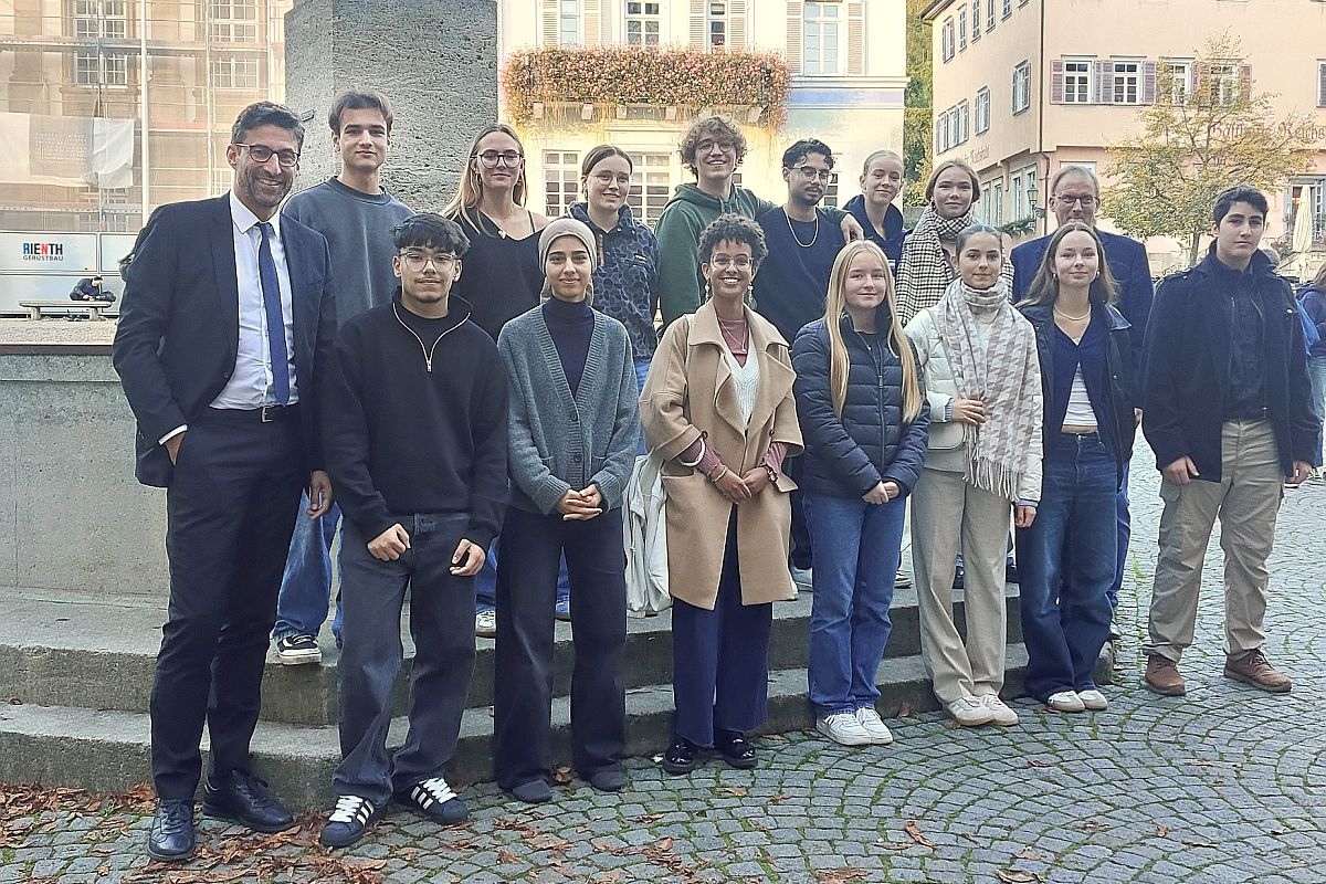 Gruppenbild des neu gewählten Jugendgemeinderats 2022 mit OB Matthias Klopfer