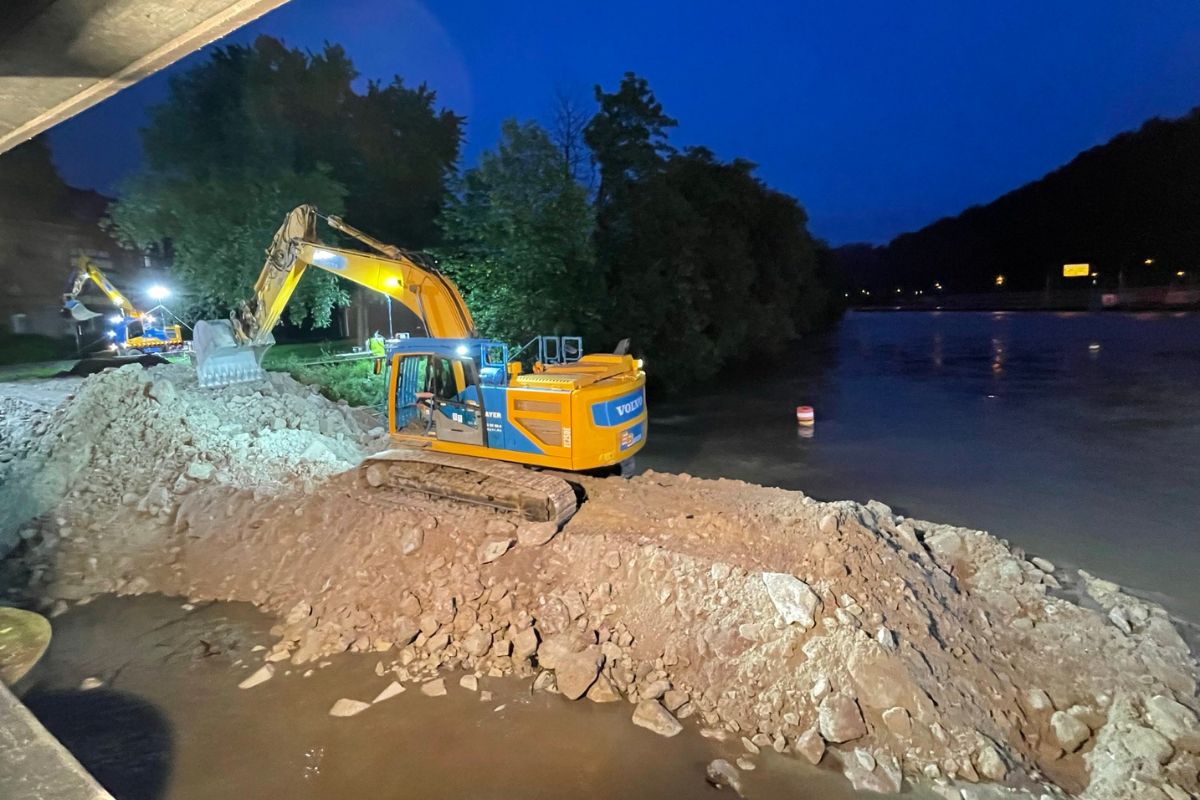 Errichtung des Hochwasserdamms am Wasserhaus