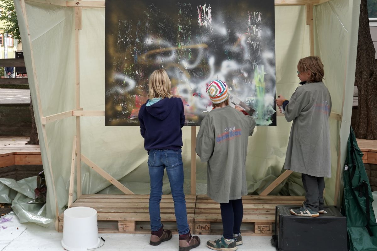 Farben im Überfluss © Daniela Wolf Kinder malen und sprayen auf eine Leinwand