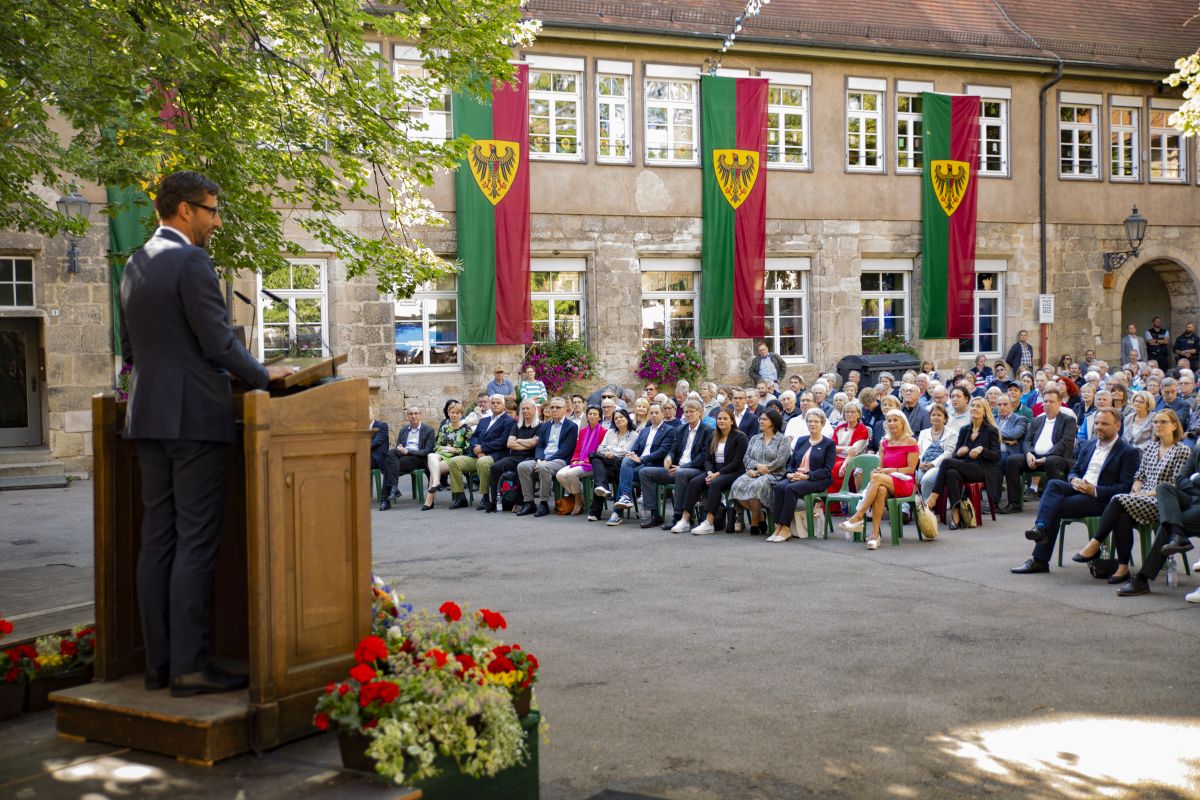 Der Oberbürgermeister spricht zur Bürgerschaft im Schwörhof