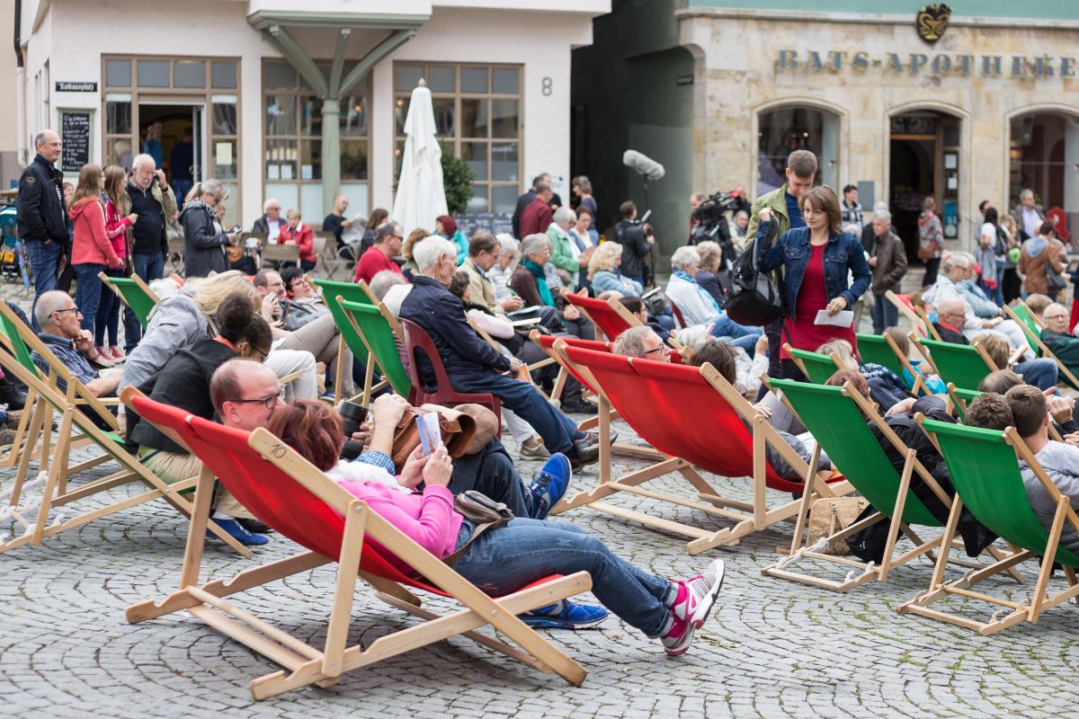 Glockenspiel-Festival Publikum in Liegestühlen