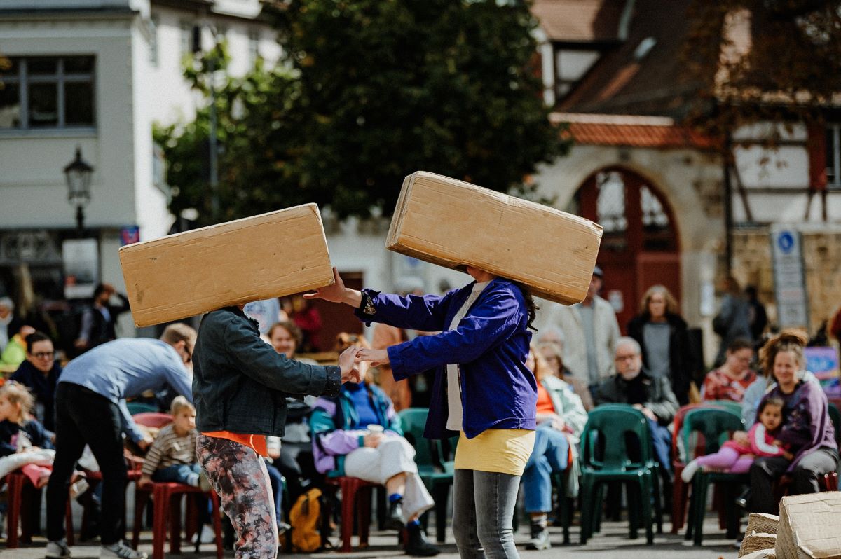 Are you ready? © Sabine Watzko Theaterperformance im öffentlichen Raum, zwei Personen tragen je einen Karton über dem Kopf