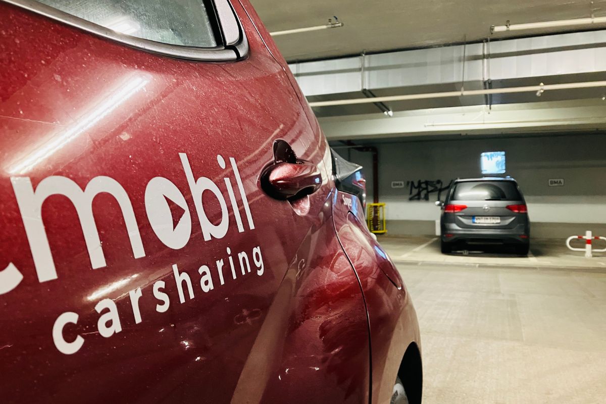 Rotes Carsharing-Fahrzeug in einer Tiefgarage