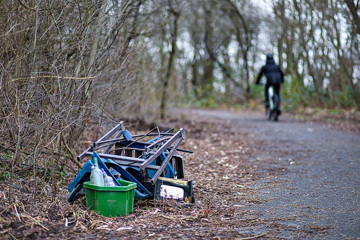 Wild abgelegter Sperrmüll am Rand eines Radweges.