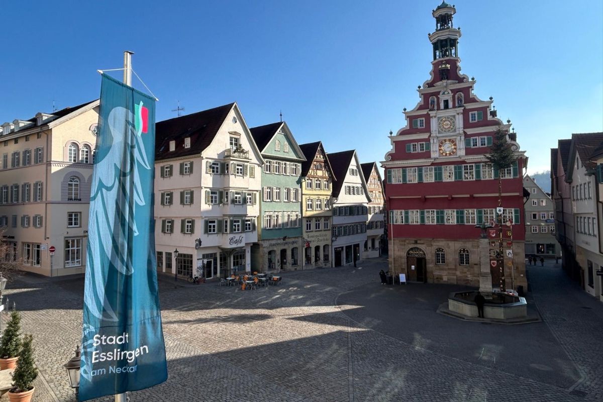 Altes Rathaus Blick vom Neuen Rathaus in Richtung Altes Rathaus, im Vordergrund eine Flagge der Stadt Esslingen