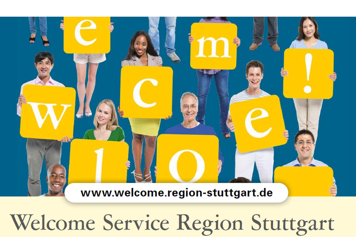 Menschen halten Schilder mit den Buchstaben W E L C O M E hoch