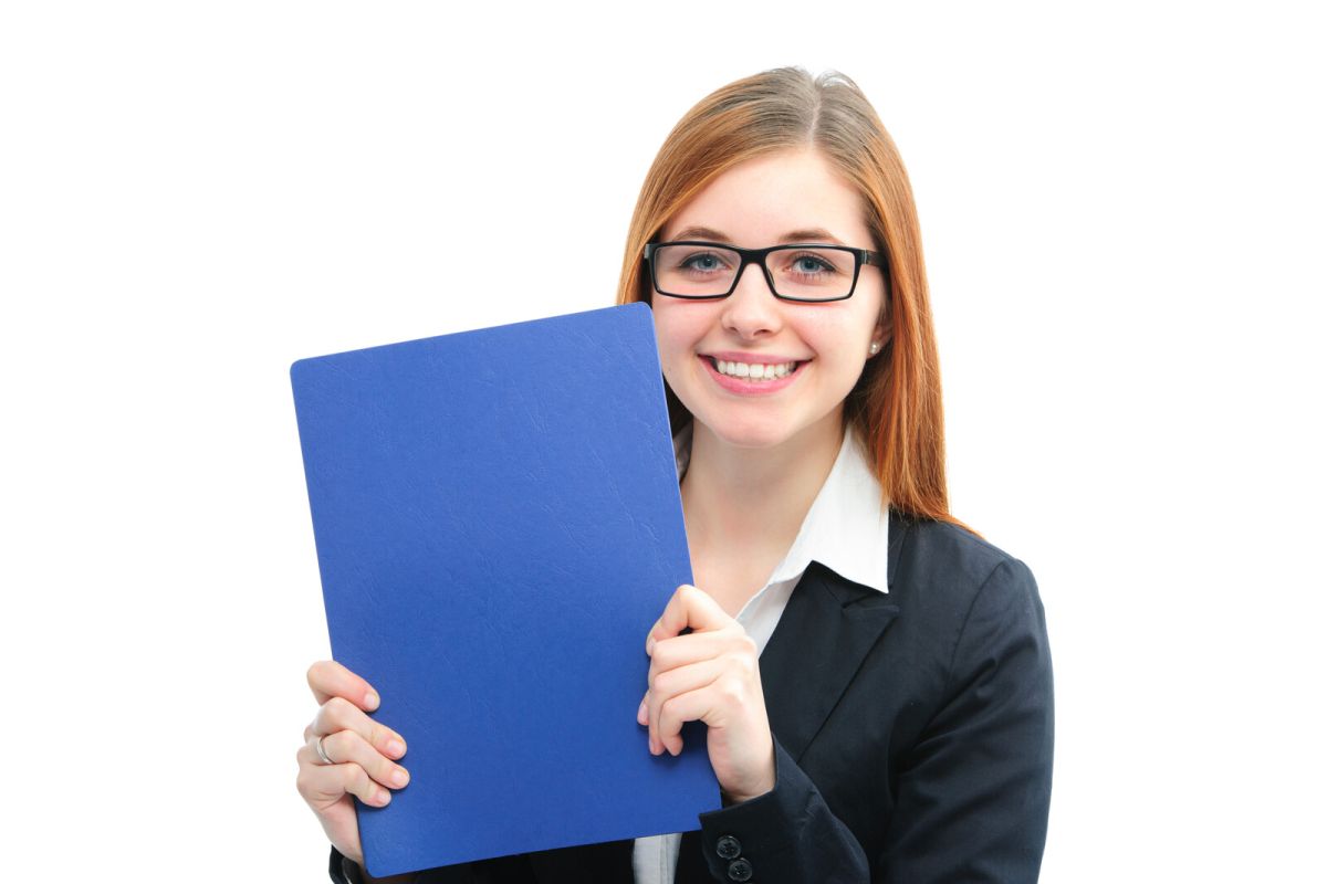 Praktikum EST Junge Frau hält blaue Mappe hoch.