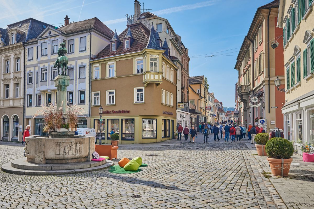 Blick auf den Postmichelbrunnen und in die Pliensaustraße.