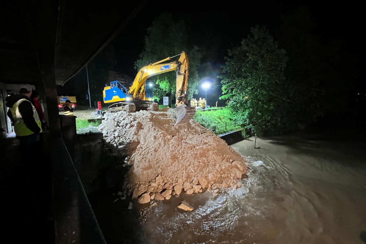 Errichtung des Hochwasserdamms am Wasserhaus