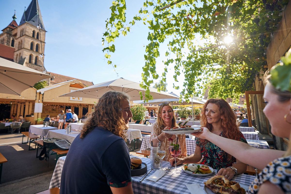 estival Menschen genießen das gute Essen in den Lauben auf dem Marktplatz