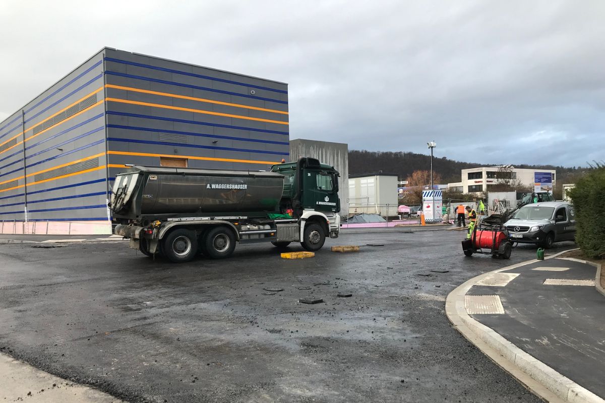 Asphaltarbeiten in der Siemensstraße, ein LKW steht auf der Straße