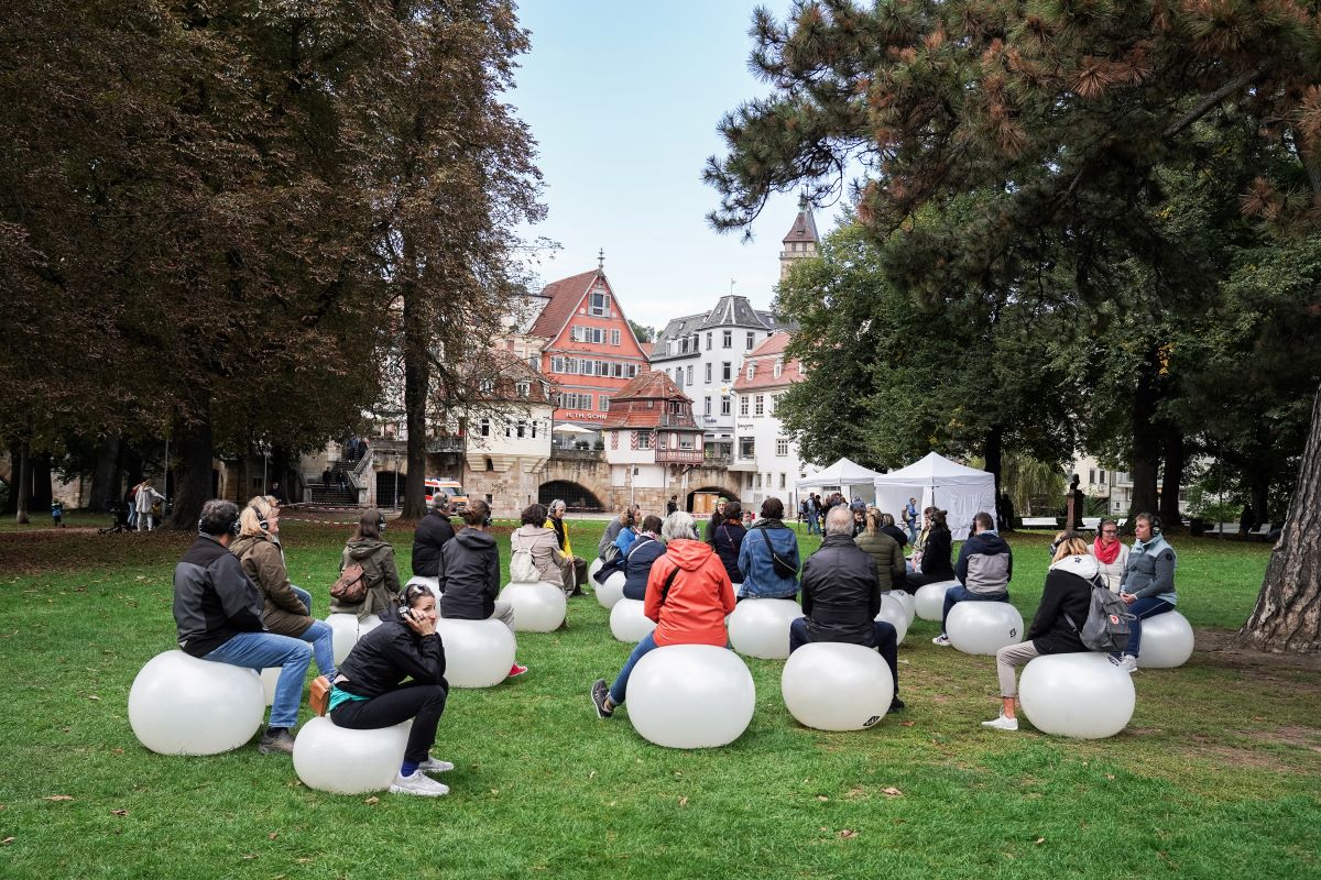 ANTZ © Daniela Wolf Menschen sitzen auf weißen Gymnastikbällen in einem Park