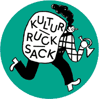 Das GIF zeigt das Emblem des Esslinger Kulturrucksacks. Eine in schwarzer Farbe gezeichnete Person rennt und pustet immer wieder in die Trompete, die sie in der rechten Hand hält. Sie trägt einen großen Rucksack, auf welchem in schwarzer Schrift in Großbuchstaben KULTUR, RUCK, SACK untereinander steht. Der schwarze lange Zopf flattert beim Rennen. In der linken Hand hält die Person abwechselnd einen Stift, einen Pinsel, ein Buch und einen Fotoapparat. Mit dem Wechsel der Gegenstände ändert sich die Hintergrundfarbe von grün zu rot, zu hellblau und zu grün.