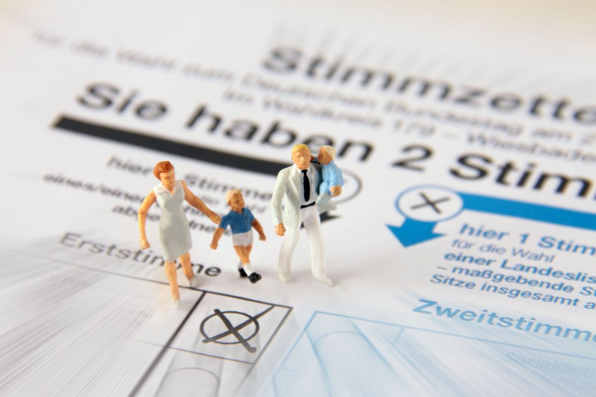 Stimmzettel Familie aus Spielfiguren steht auf einem Stimmzettel