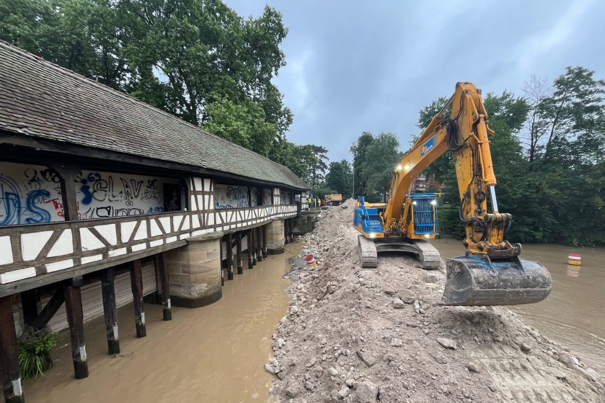 Errichtung des Hochwasserdamms am Wasserhaus