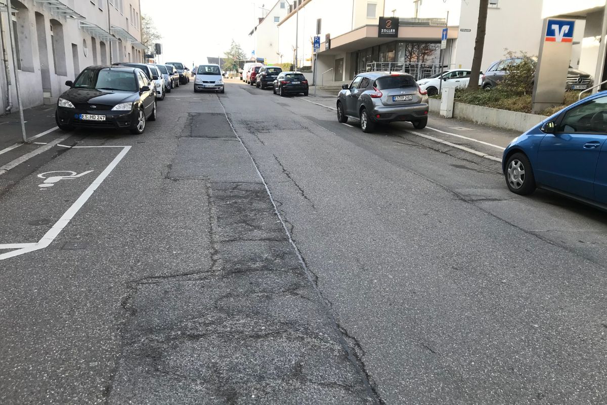 Sanierungsbedürftiger Fahrbahnbelag der Wäldenbronner Straße