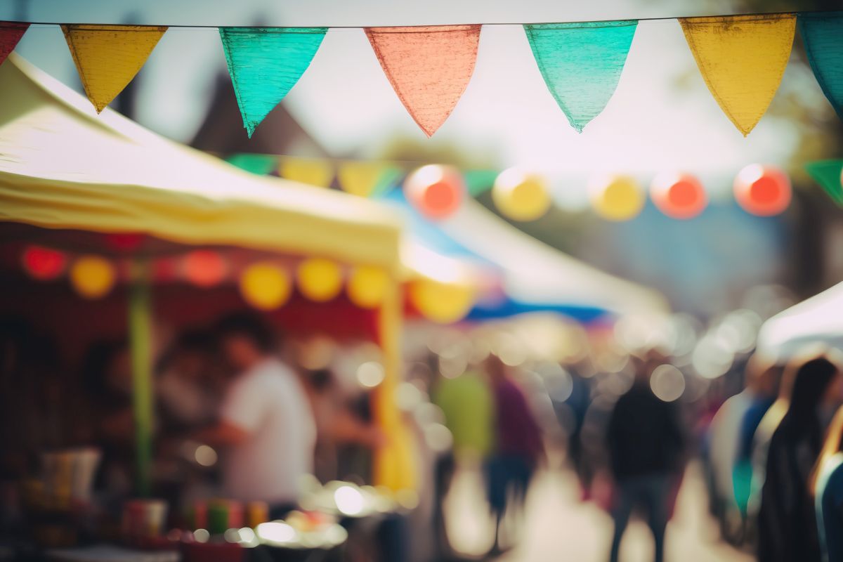 Stadtteilfeste Bunte Wimpel bei einem Straßenfest