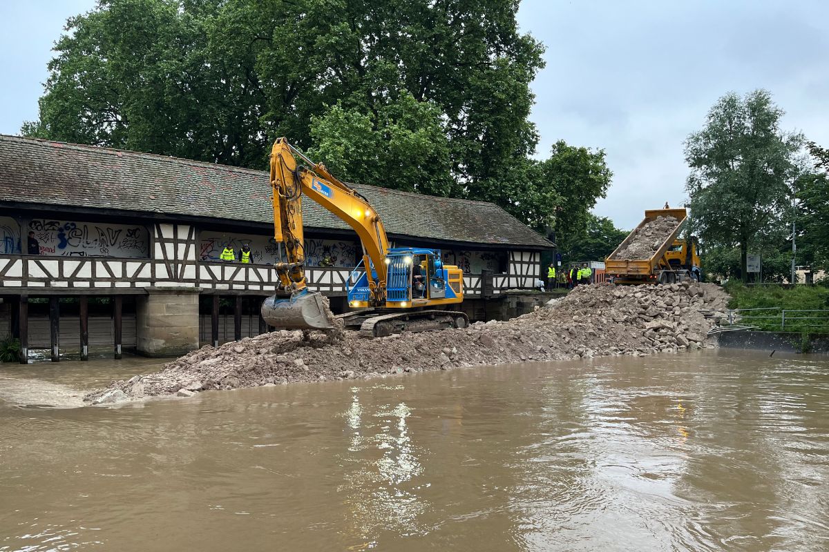 Errichtung des Hochwasserdamms am Wasserhaus