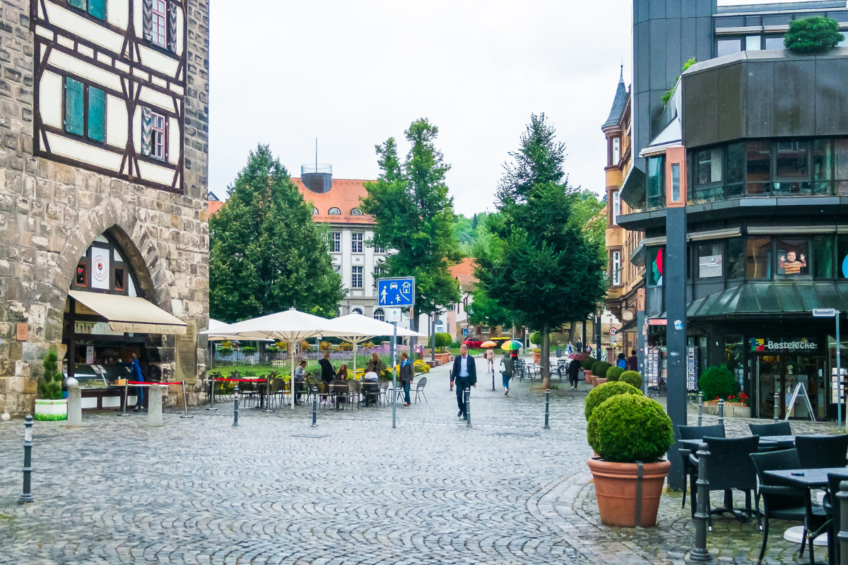 Blick auf die Bahnhoffstraße in Richtung Marktplatz, links ist der Schelztorturm mit Außenbestuhlung zu sehen