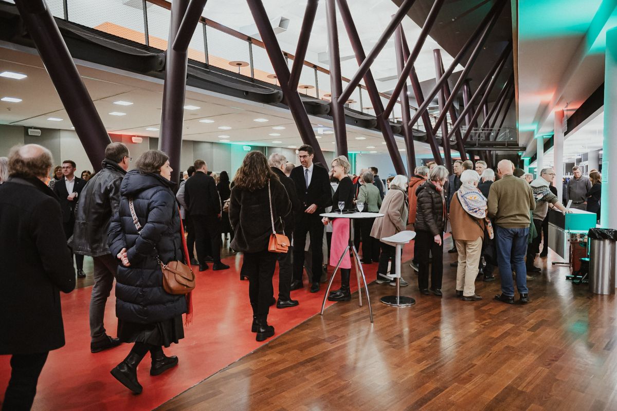 Gäste Blick ins Foyer auf die eintreffenden Gäste.
