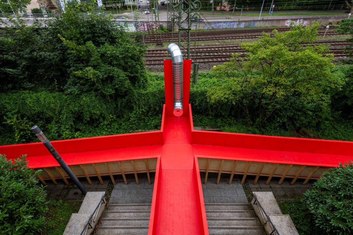 kreuzförmig angeordnete rote Rampen aus Holz, von oben fotografiert