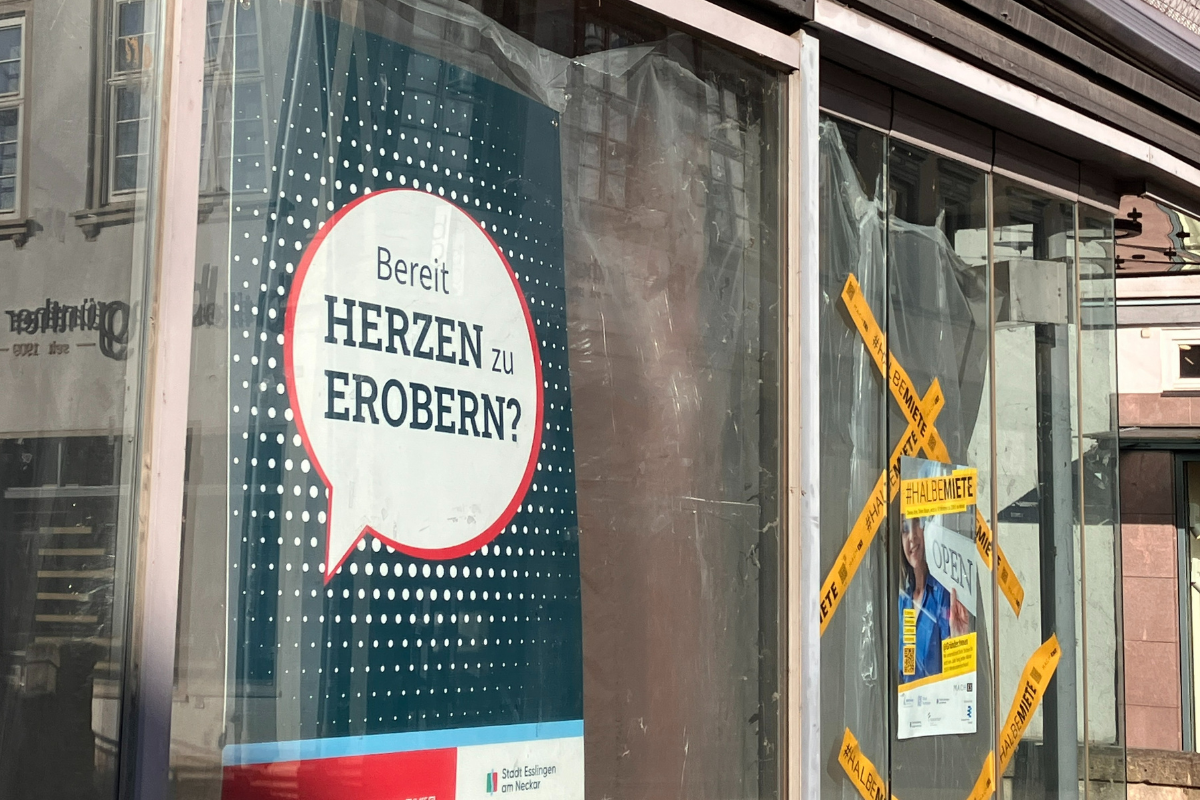 Plakat auf Schaufenster eines leerstehenden Geschäfts