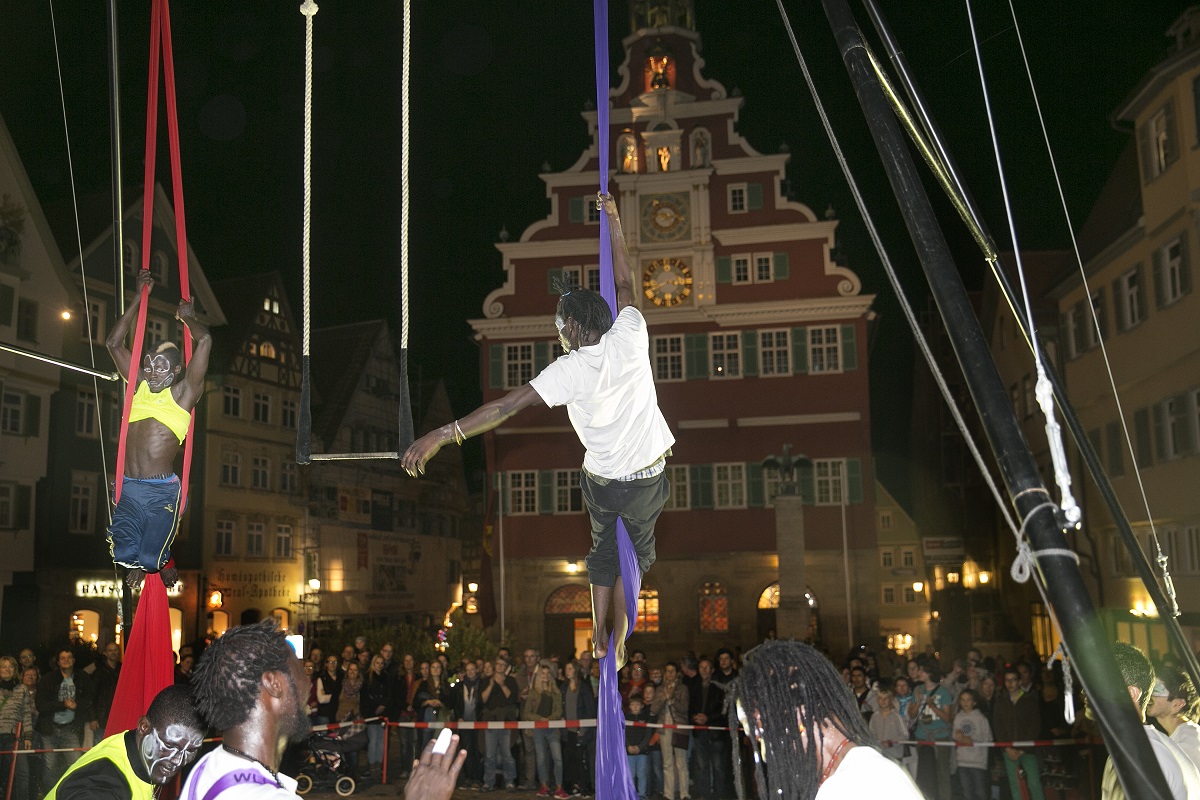 Ausschnitt SiF theaterräume, kunsträume, kulturräume 2015: Seiltänzer vor dem Alten Rathaus