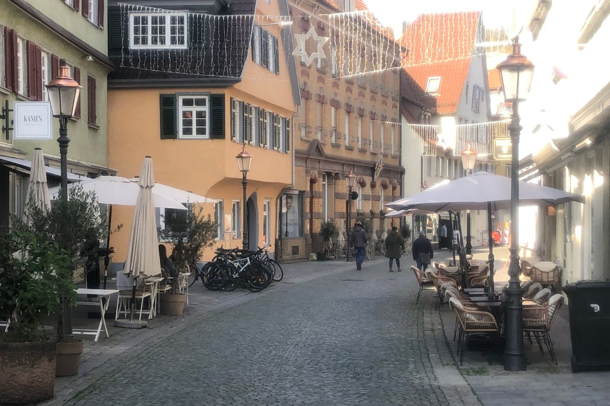 Links und rechts stehen neue Straßenleuchten am Unteren Metzgerbach