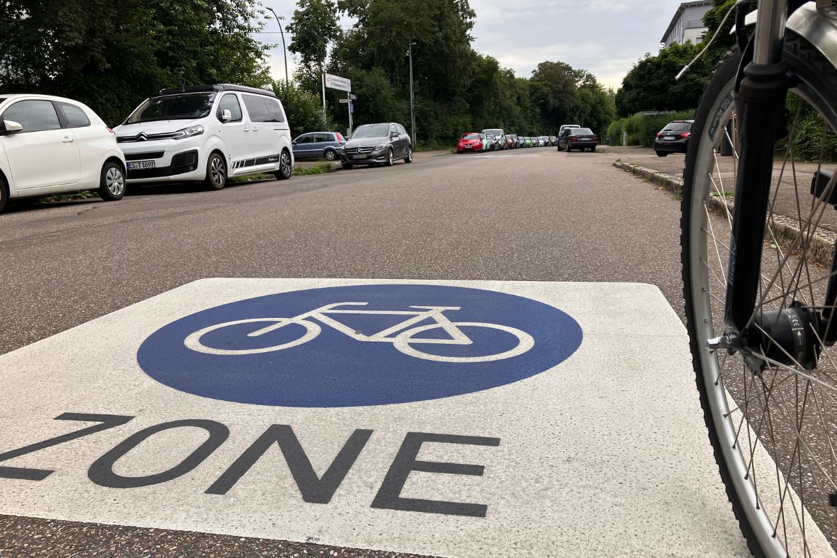 Fahrradzonen-Markierung auf der Fahrbahn der Breslauer Straße