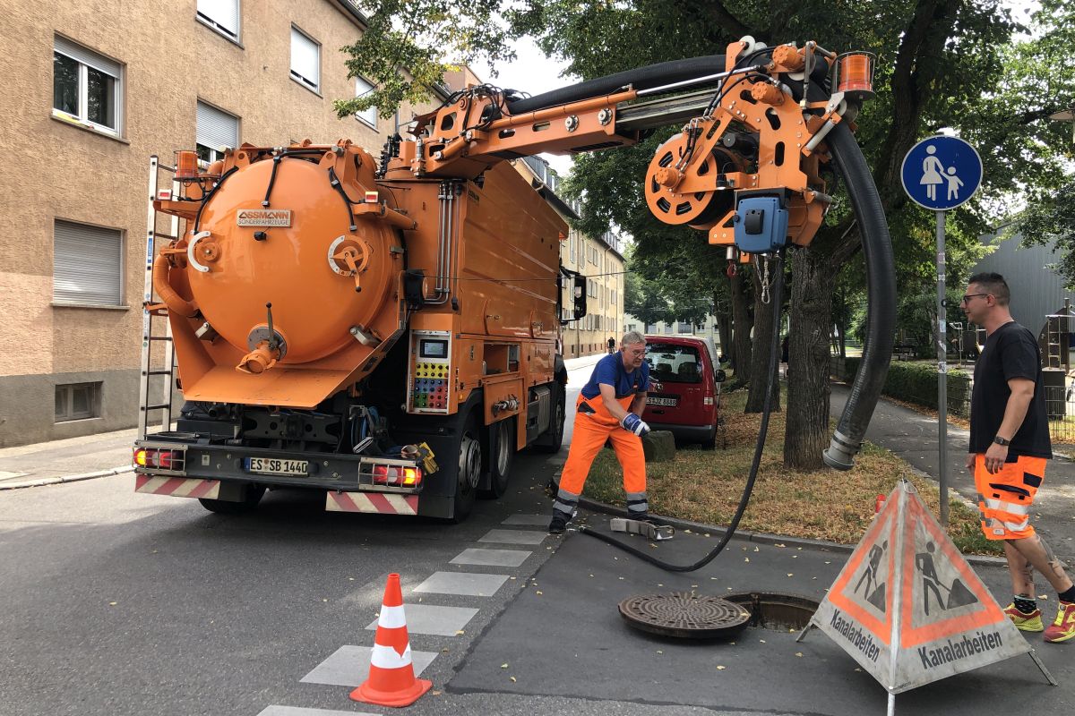 Kanalspülfahrzeug im Einsatz