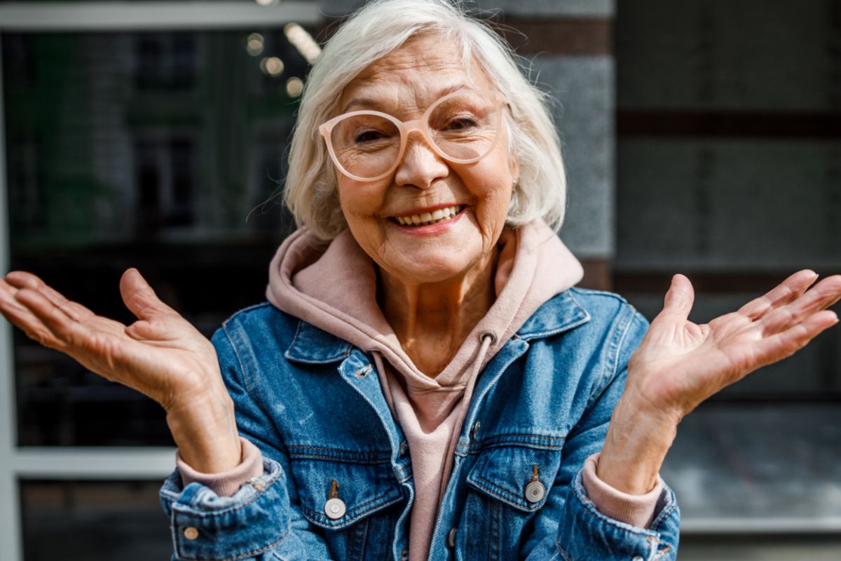 Fröhliche ältere Dame in Jeansjacke