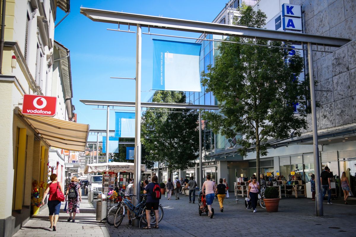 Blick in die belebte Einkaufsstraße Bahnhofstraße