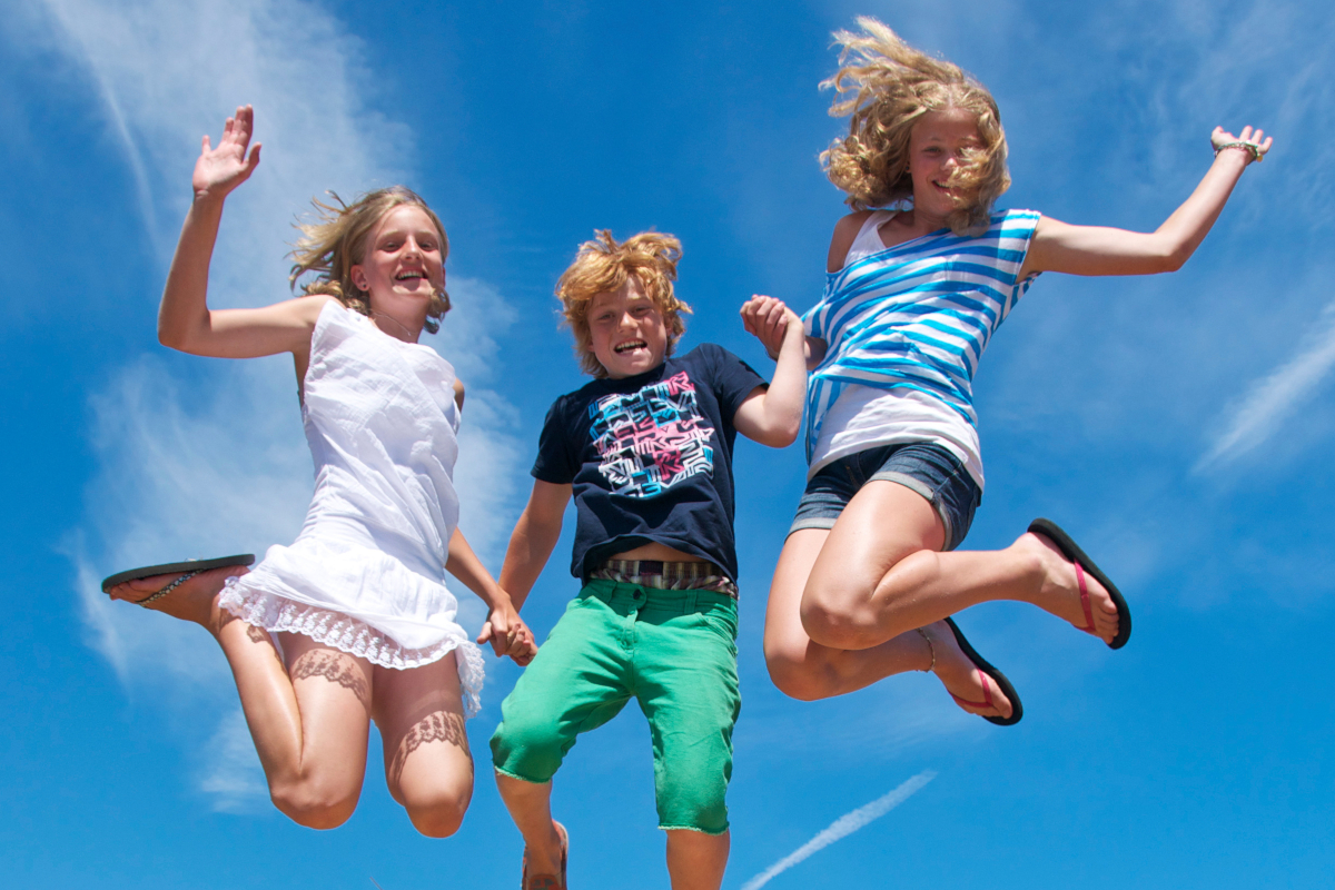 Drei Kinder springen in die Luft