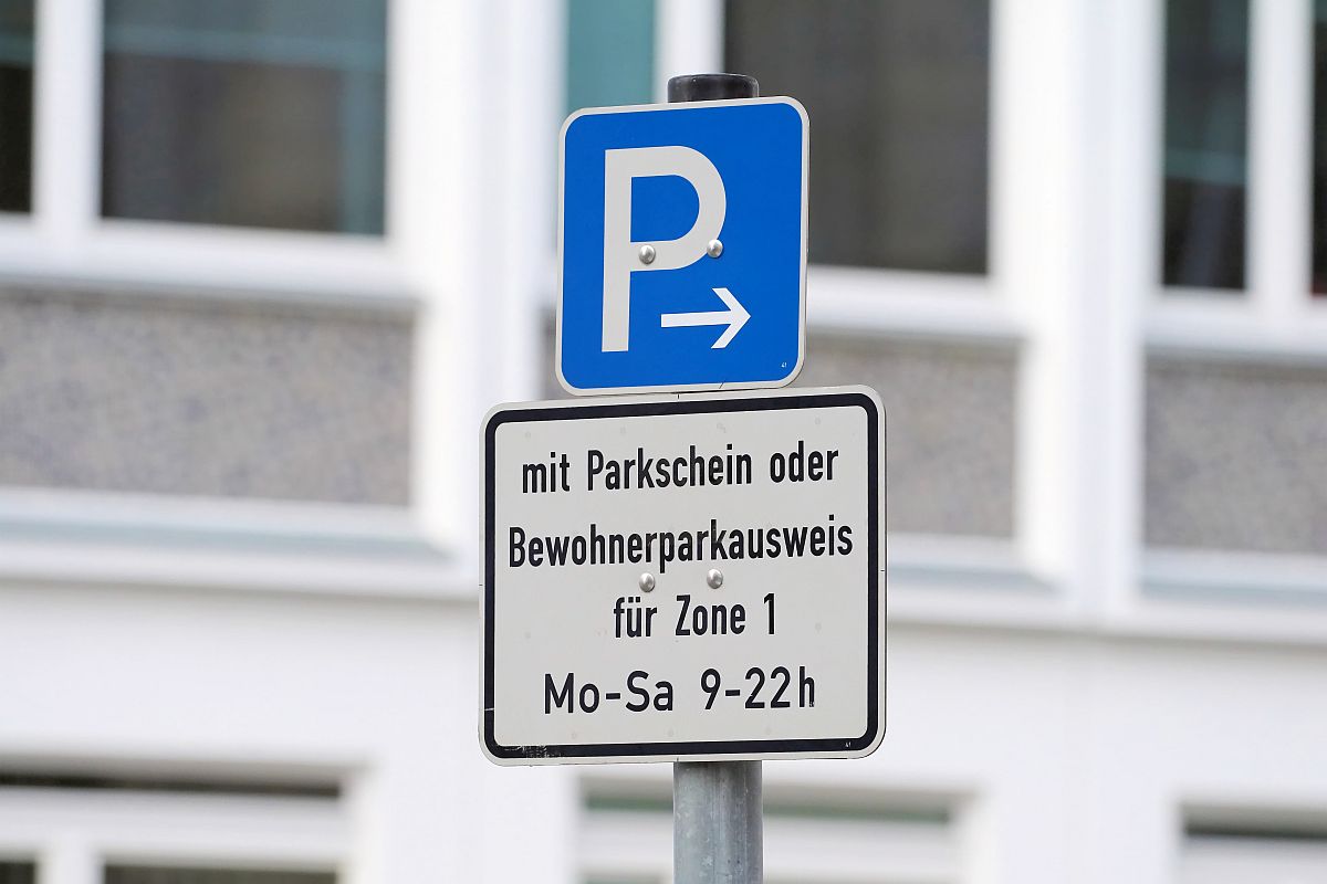 Verkehrsschild für Parkplätze mit Parkschein oder Bewohnerparkausweis